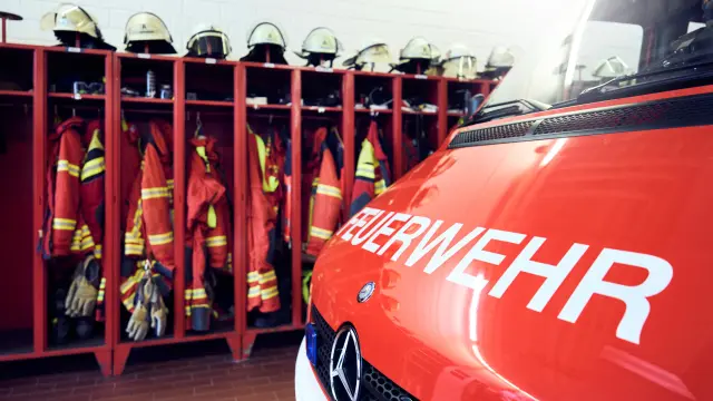 Feuerwehrauto in einer Fahrzeughalle