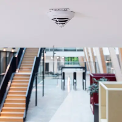 Automatischer Brandmelder in Bürolobby