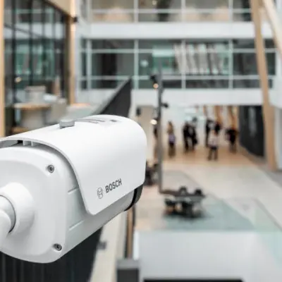 Aviotec Kamera für videobasierte Branderkennung überwacht Bürolobby