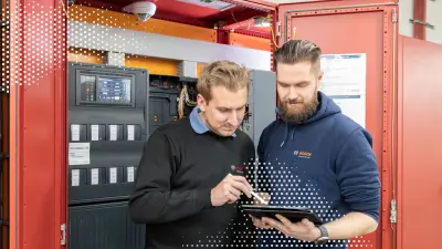 Zwei Planer beraten über Einsatz und Installation von Brandmeldetechnik