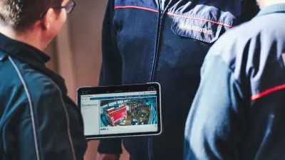 Blick auf ein Tablet, das Livebilder von der videobasierten Brandfrüherkennung zeigt.