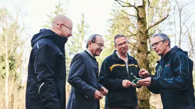 Personen im Wald mit Wildfire-Detektor