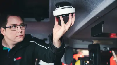 Mobilfunkrauchmelder bei der Installation in einem Feuerwehrfahrzeug