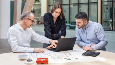 Drei Planer beraten über die Planung einer Brandmeldeanlage