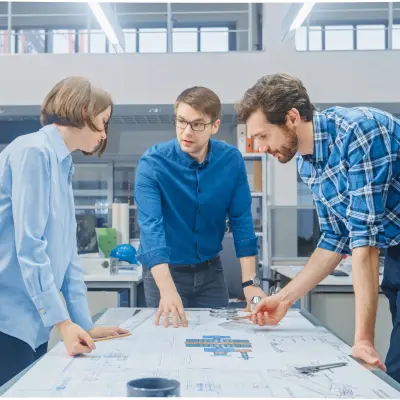 Drei Planer am Tisch