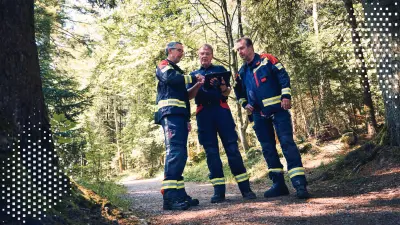 Drei Brandschutzexperten von Bosch im Wald