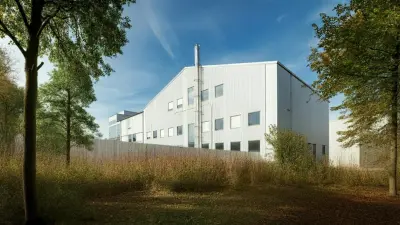 Fabrikgebäude mit Vegetationsflächen rundherum.