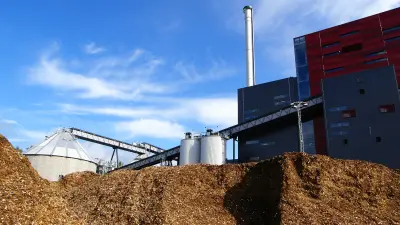 Fabrikgebäude mit Vegetationsflächen rundherum.