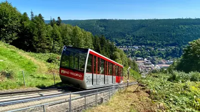 Die Trasse der Standseilbahn führt durch Natur.