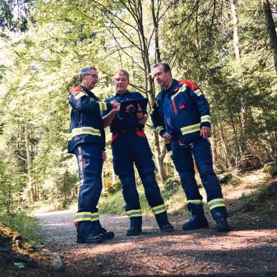 Ein Experte plant den Einsatz von Wildfire-Brandmeldern.