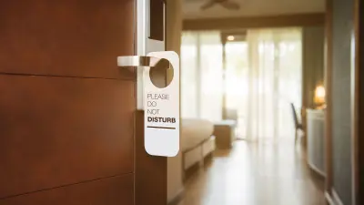 Offene Zimmerstür mit Bitte nicht stören Schild