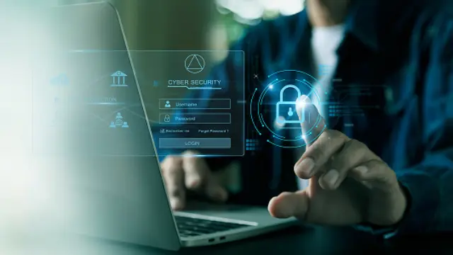 Ein Mitarbeitender gibt in seinen Laptop die Login-Daten für einen gesicherten Bereich ein