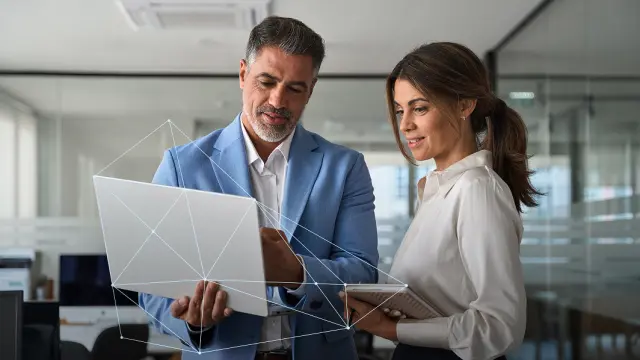 Ein Berater von Bosch Energy and Building Solutions im Gespräch mit einer Kundin aus der Finanzbranche