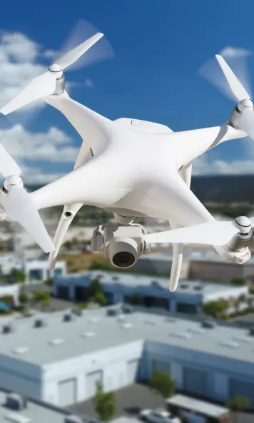 Bosch Drohnenservice, Pilot steuert Drohne vom Computer aus, Monitore