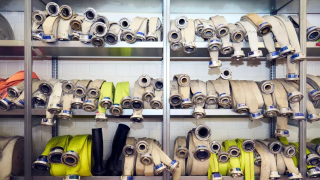 Feuerwehrschläuche im Regal