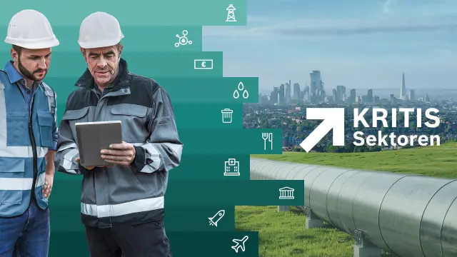 Mann mit Brille und Kaffeetasse sitzt fröhlich vor PC