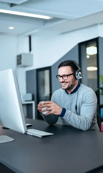 Mann sitzt vor KRITIS-Webinar