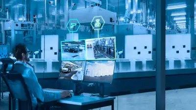 Mann überwacht die Brandgefahr von Lithium-Ionen-Batterien