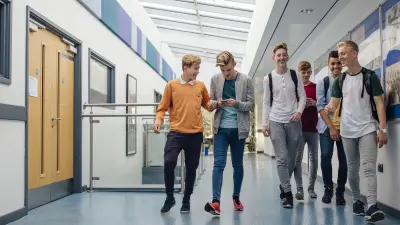 Fröhliche Kinder in einer NGRS geschützen Schule