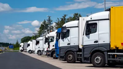 LKW parken auf einem sicheren Parkplatz