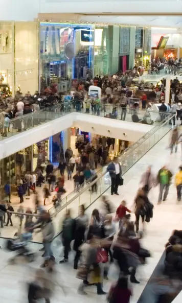 Innenansicht eines Shoppingcenters mit vielen Besuchern