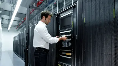 Mann öffnet UGM 2040-Systemschrank 