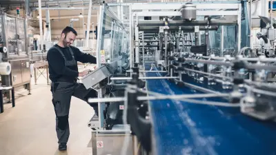 Mann in Fertigungsbereich einer Firma