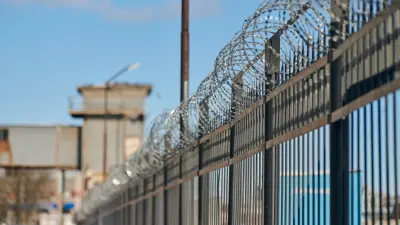 Stacheldrahtzaun an einem Werksgelände 