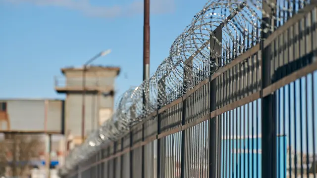 Stacheldrahtzaun an einem Werksgelände 