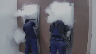 Videoüberwachung zeigt zwei vermummte Bankräuber, die eine Geldautomatensprengung planen und durch Vernebelung überrascht werden.