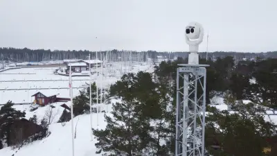 Videoüberwachung einer verschneiten Hafenanlage mit einer auf einem Metallgerüst befestigten weißen MIC-Kamera von Bosch.