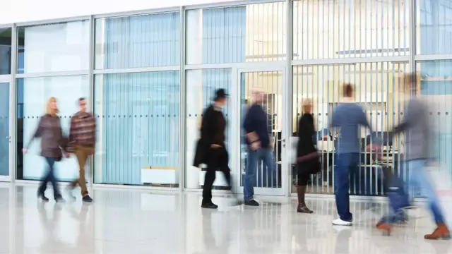 Belebter Flur und Eingangstür mit einem intelligenten Zutrittsmanagement