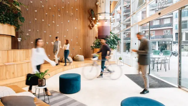 Menschen betreten ein healthy Building