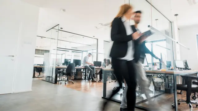 Zwei Personen unterhalten sich in einem Büro mit Raumautomation