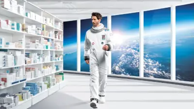 Astronaut läuft an befülltem Einkaufsregal vorbei