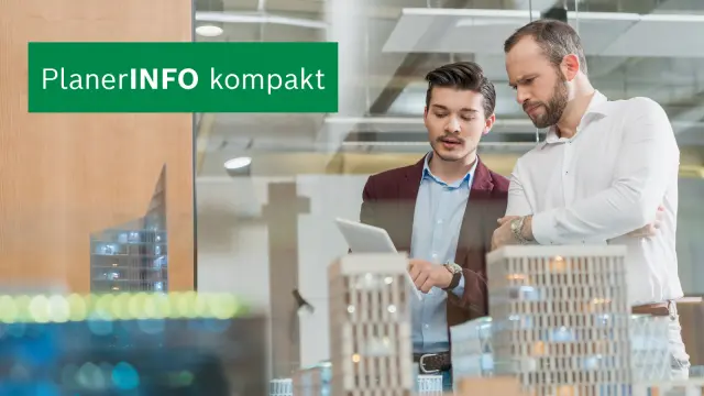 Zwei Fachplaner diskutieren Entwurf auf einem iPad