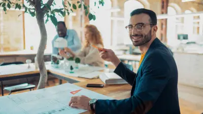 Zwei Personen vor PC