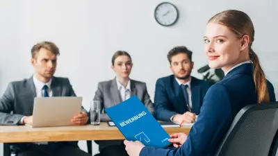 Eine Bewerberin im Vorstellungsgespräch hält eine blaue Bosch-Bewerbungsmappe vor einem dreiköpfigen HR-Team.