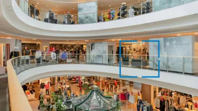 Einkaufszentrum, Innenansicht, Besucher im Fokus einer Videokamera