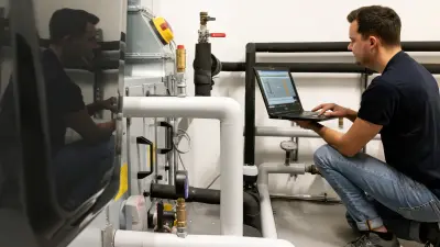 Hörburger employee checks the automation on the laptop