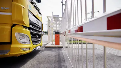 Lkw steht an der Schranke des Autohofs Frechen
