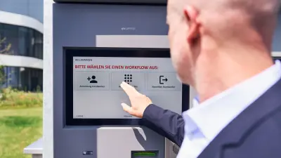 Dirk Leßmann von Babor bedient das Terminal des Besuchermanagementsystems, Babor Beauty Group Eschweiler