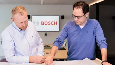 Bernhard Gijzen talking to a colleague about building plans