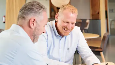 Bernhard Gijzen in conversation with a colleague.