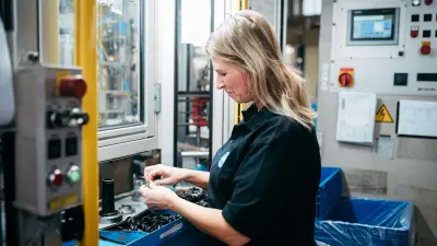 Frau an Industriemaschine