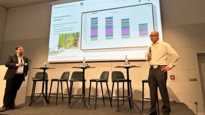 Zwei Männer vor einer Power-Point-Präsentation