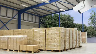 Lagerhalle mit AVIOTEC Videokamera im Vordergrund