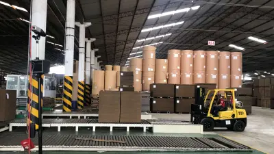 Gabelstapler in der Lagerhalle einer Papierfabrik