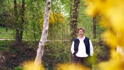 Margarete Gödel, Gesellschafterin der CEMO GmbH, auf dem Firmengelände in Weinheim