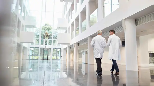 Zwei Ärzte unterhalten sich im Krankenhaus